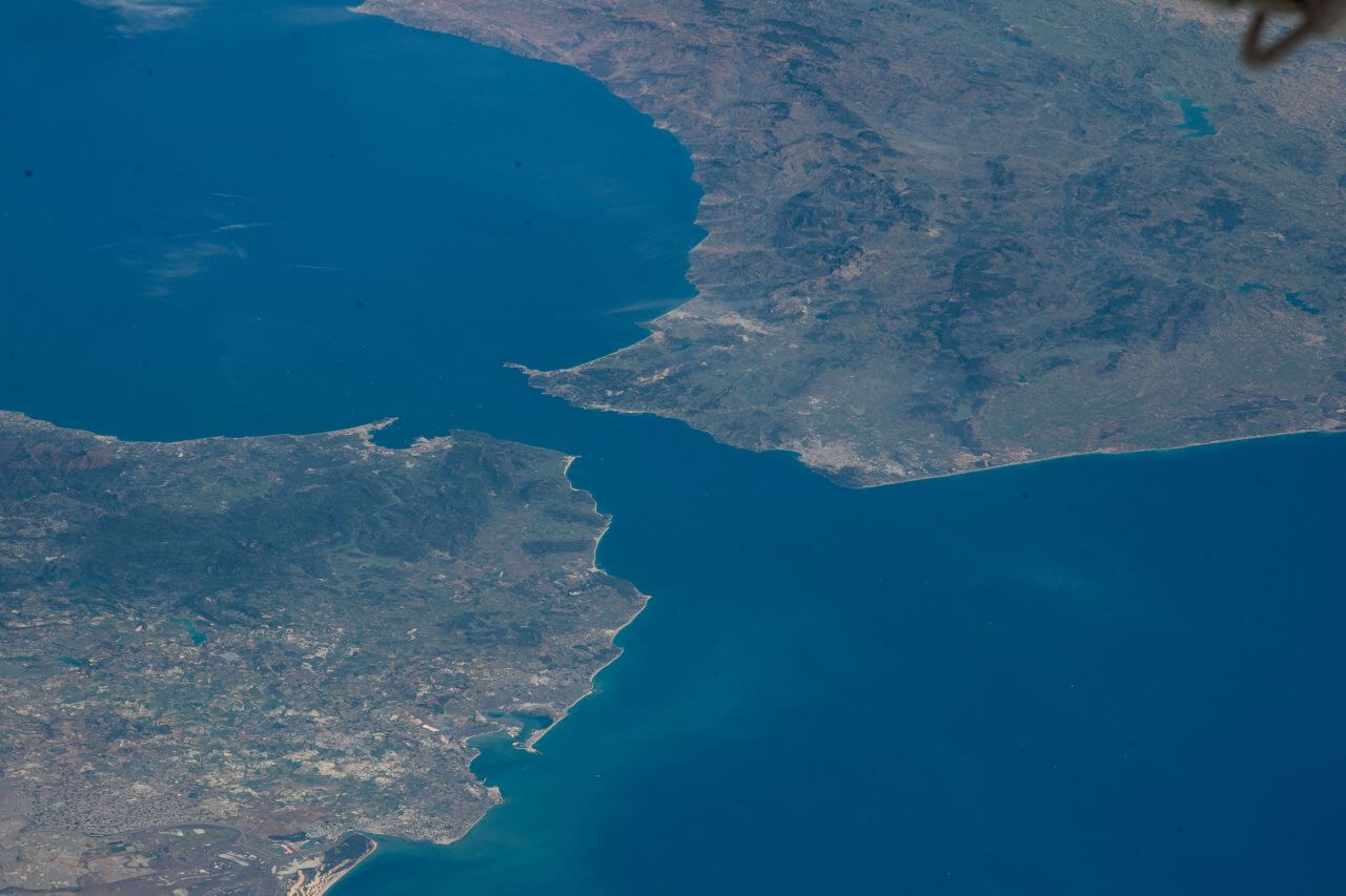 【▲ 国際宇宙ステーションから撮影されたジブラルタル海峡。日本時間2023年4月15日撮影（Credit: NASA）】
