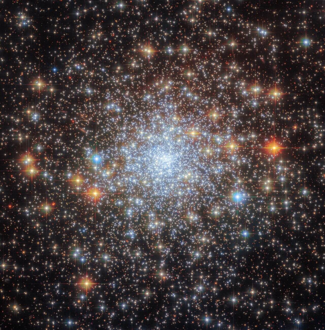 【▲ ハッブル宇宙望遠鏡で撮影された球状星団「NGC 6652」（Credit: ESA/Hubble & NASA, A. Sarajedini, G. Piotto）】