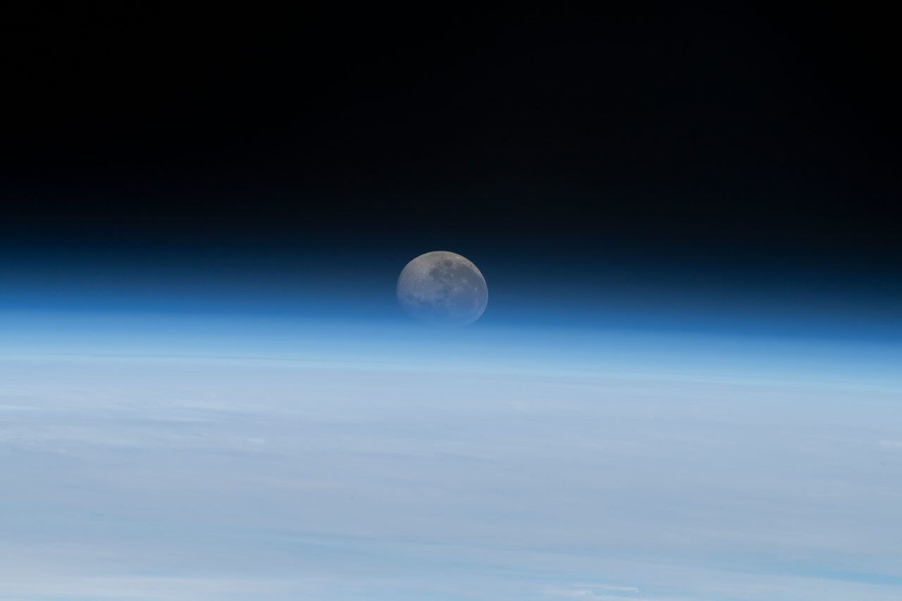 【▲ 国際宇宙ステーションから撮影された“月の入り”。日本時間2023年7月5日撮影（Credit: NASA）】