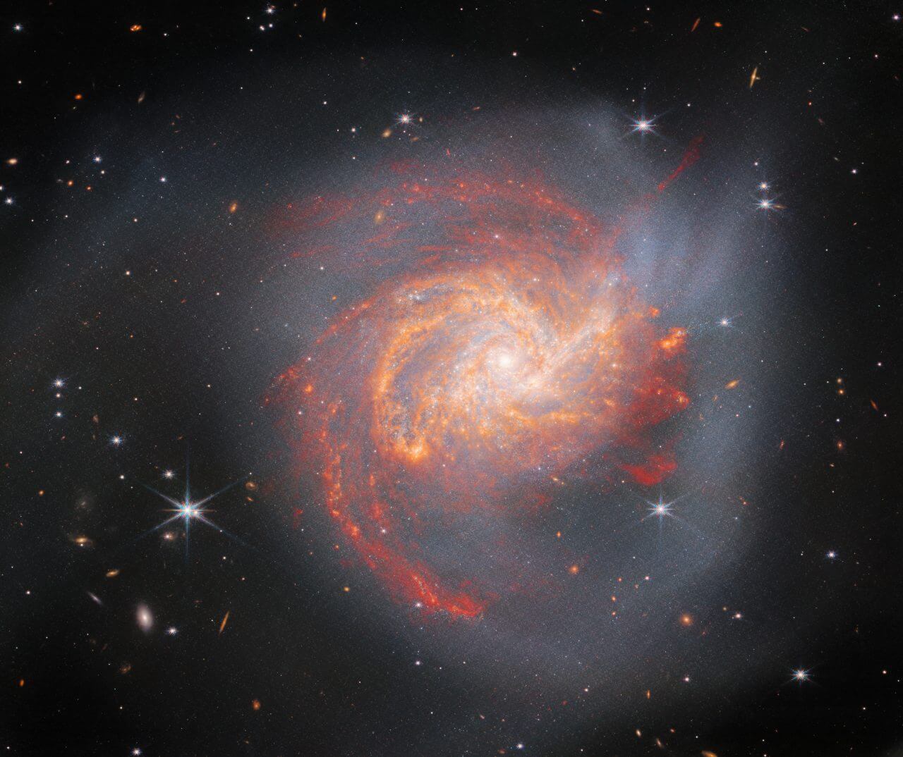 ウェッブ宇宙望遠鏡が撮影した特異銀河「NGC 3256」【今日の宇宙画像】