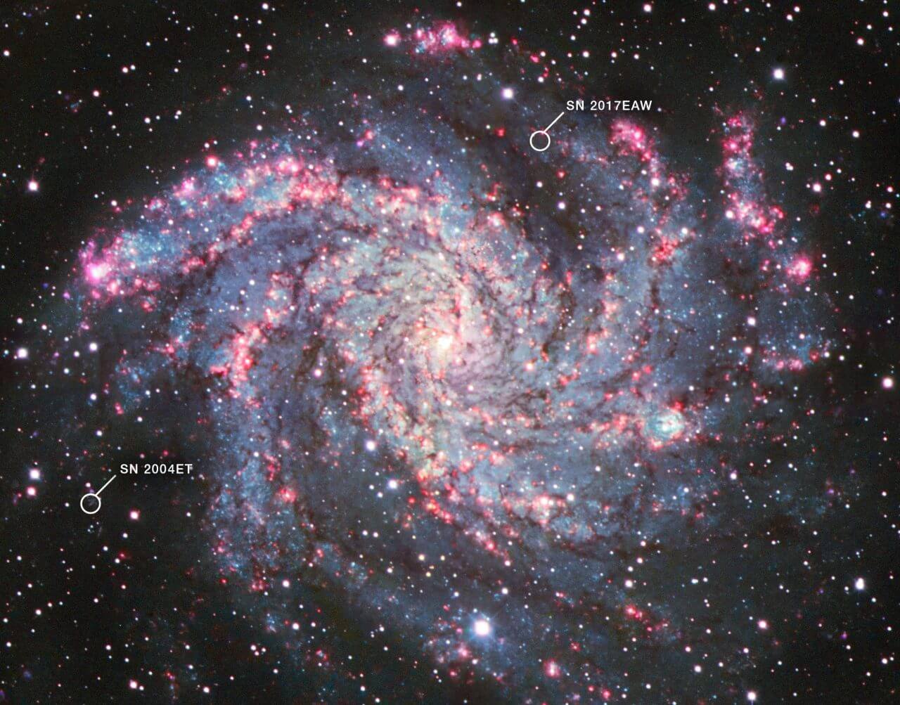 【▲ 米国キットピーク国立天文台で撮影された渦巻銀河「NGC 6946」。超新星「SN 2004et」（左下）と「SN 2017eaw」（右上）の位置が書き込まれている（Credit: KPNO, NSF's NOIRLab, AURA; Image Processing: Alyssa Pagan (STScI)）】
