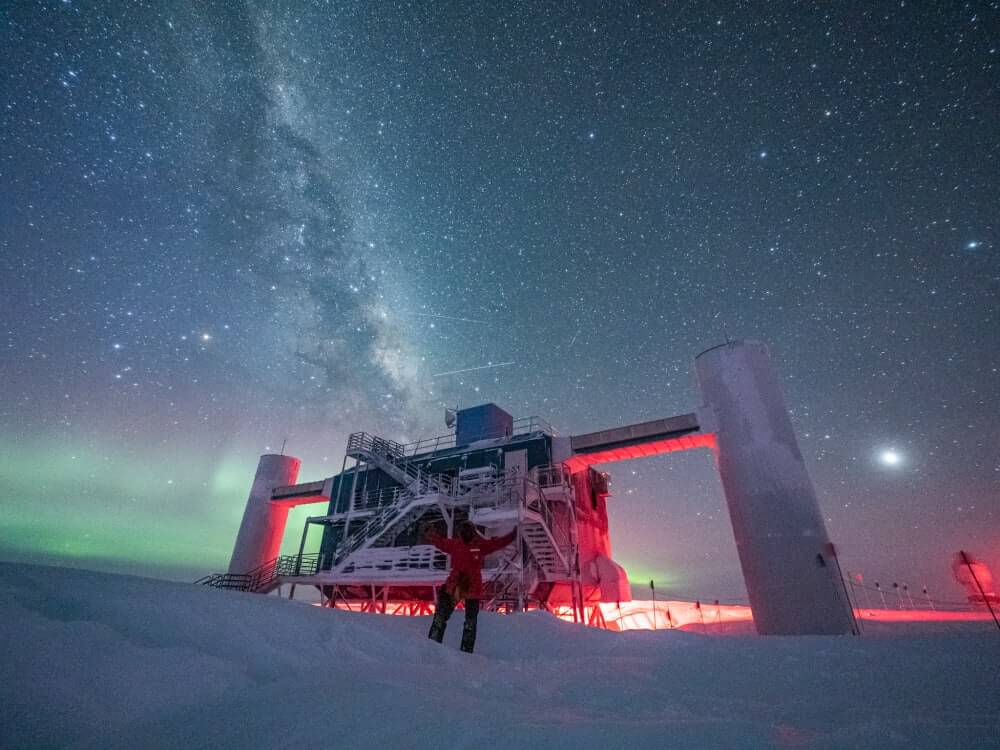 【▲ 図1: IceCubeニュートリノ観測所は南極点のアムンゼン・スコット基地に設置されている。 (Josh Veitch-Michaelis, IceCube, NSF) 】