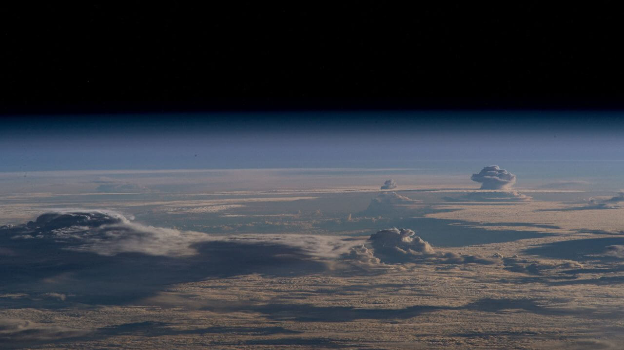 【▲ 国際宇宙ステーションから撮影された朝のオセアニアの雲。日本時間2023年8月11日撮影（Credit: NASA）】
