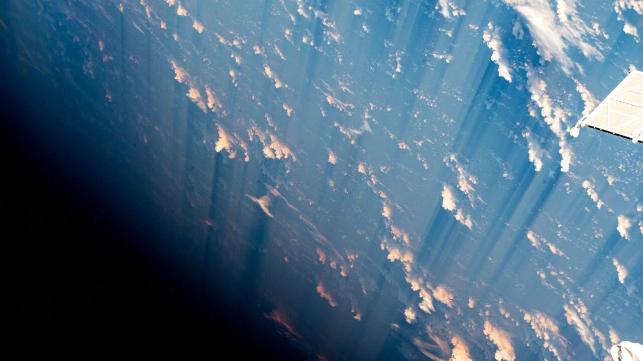 【▲ 国際宇宙ステーションから撮影された朝の大西洋。日本時間2023年8月15日撮影（Credit: NASA）】