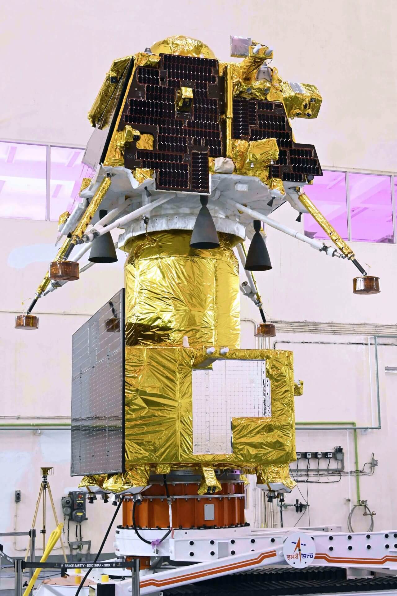 【▲ 打ち上げ準備中に撮影されたチャンドラヤーン3号の探査機。ランダー（上）と推進モジュール（下）が結合された状態（Credit: ISRO）】