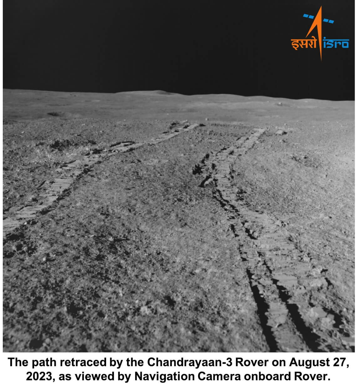【▲ チャンドラヤーン3号のローバー（探査車）に搭載されているカメラで2023年8月27日に撮影された月面。ローバーが付けた轍（わだち）が写っている（Credit: ISRO）】