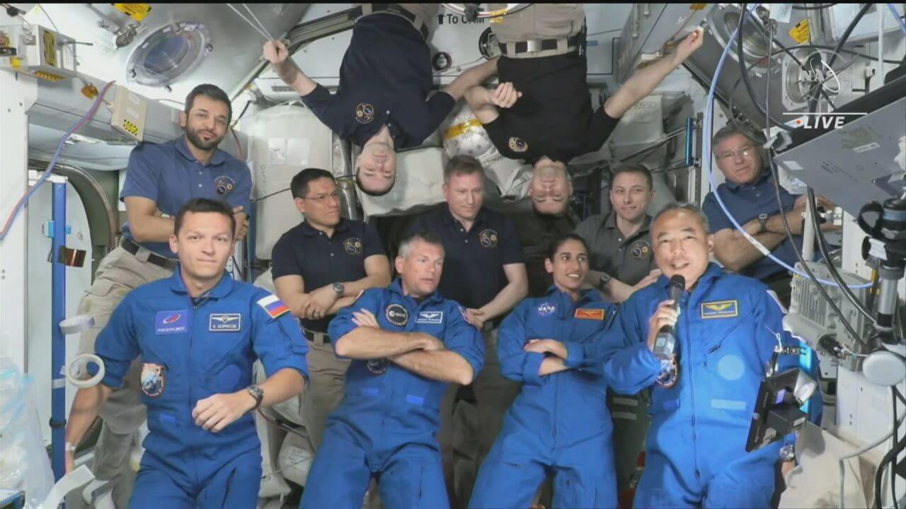 【▲ 国際宇宙ステーション到着後のウェルカムセレモニーで挨拶するJAXAの古川聡宇宙飛行士（前列・一番右）（Credit: JAXA/NASA）】