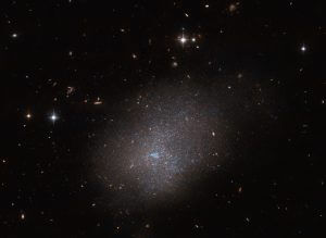 天の川銀河の淡い隣人　ハッブル宇宙望遠鏡で撮影されたエリダヌス座の不規則銀河