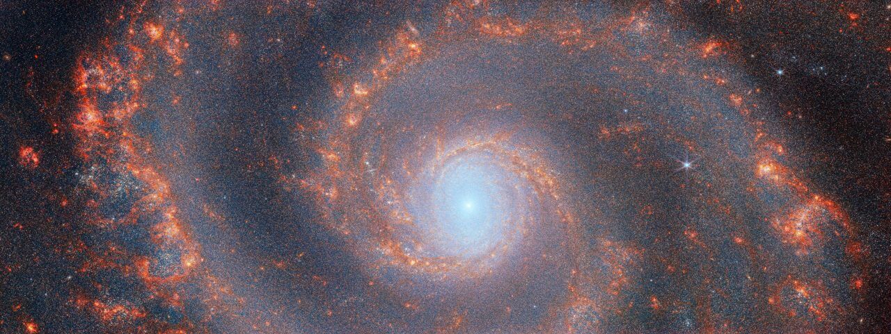 【▲】Near center of spiral galaxy M51 detected by the Near Infrared Camera of the James Webb Space Telescope (NIRCam).  The color scheme of the wavelengths differs from the image at the beginning (1.15 µm magenta, 1.5 µm and 1.87 µm blue, 2.0 µm cyan, 3.0 µm green, 3.35 µm orange, 4.05 µm and 4.44 µm red) (Credit: ESA/Webb, NASA and CSA, A. Adamo (Stockholm University) and the FEAST JWST Team)]