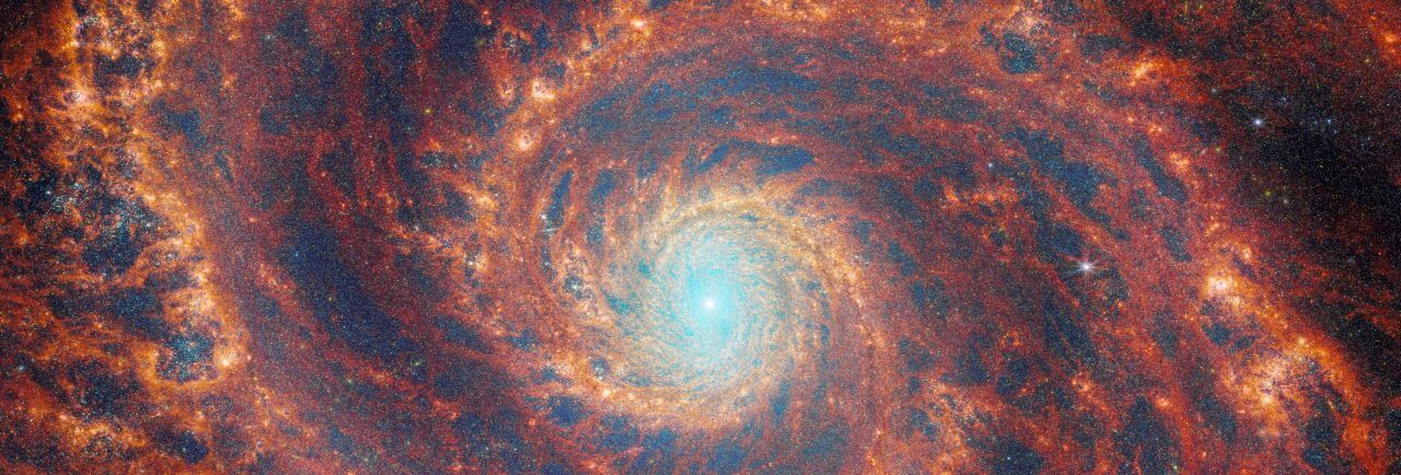 [▲ بالقرب من مركز المجرة الحلزونية M51 التي رصدتها كاميرا الأشعة تحت الحمراء القريبة من تلسكوب جيمس ويب الفضائي (NIRCam) وتصوير الأشعة تحت الحمراء المتوسطة (MIRI) (1.15 ميكرومتر و1.5 ميكرومتر تم التقاطها بواسطة NIRCam باللون الأرجواني، و1.87 ميكرومتر 2.0 ميكرومتر في الأزرق، 3.0 ميكرومتر و3.35 ميكرومتر باللون الأخضر، 4.05 ميكرومتر و4.44 ميكرومتر باللون الأصفر، 5.6 ميكرومتر باللون البرتقالي، 7.7 ميكرومتر باللون الأحمر) (مصدر الصورة: ESA/Webb, NASA & CSA, A. Adamo (جامعة ستوكهولم) وفريق FEAST JWST)]