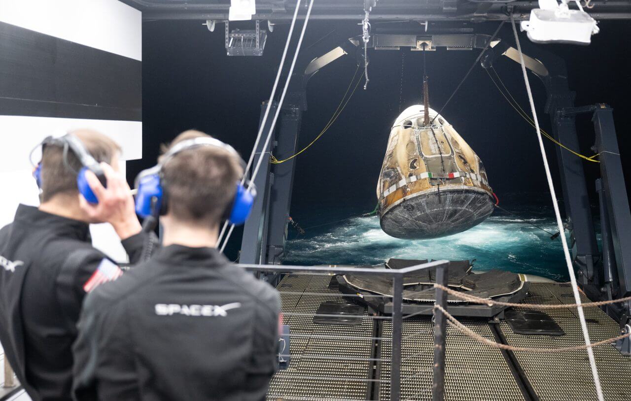 【▲ 着水後にスペースXの回収船「メーガン（Megan）」に引き上げられるクルードラゴン宇宙船「エンデバー」（Credit: NASA/Joel Kowsky）】