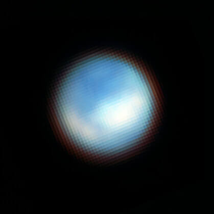 【▲ ジェイムズ・ウェッブ宇宙望遠鏡の近赤外線カメラ（NIRCam）で観測した木星の衛星エウロパ。白く見える部分はタラ地域（中央～右）とポーイス地域（左下）。ウェッブ宇宙望遠鏡は主に赤外線の波長で観測を行うため、画像の色は取得時に使用されたフィルターに応じて着色されている（Credit: NASA, ESA, CSA, G. Villanueva (NASA/GSFC), S. Trumbo (Cornell Univ.), A. Pagan (STScI)）】