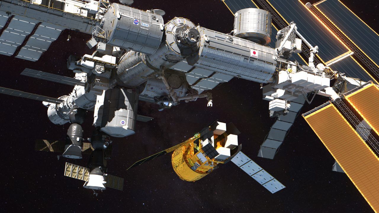 【▲ 国際宇宙ステーション（ISS）のロボットアームでキャプチャされる新型宇宙ステーション補給機「HTV-X」の想像図。「きぼう」後継機はHTV-Xをベースに改修・開発が検討されている（Credit: JAXA）】