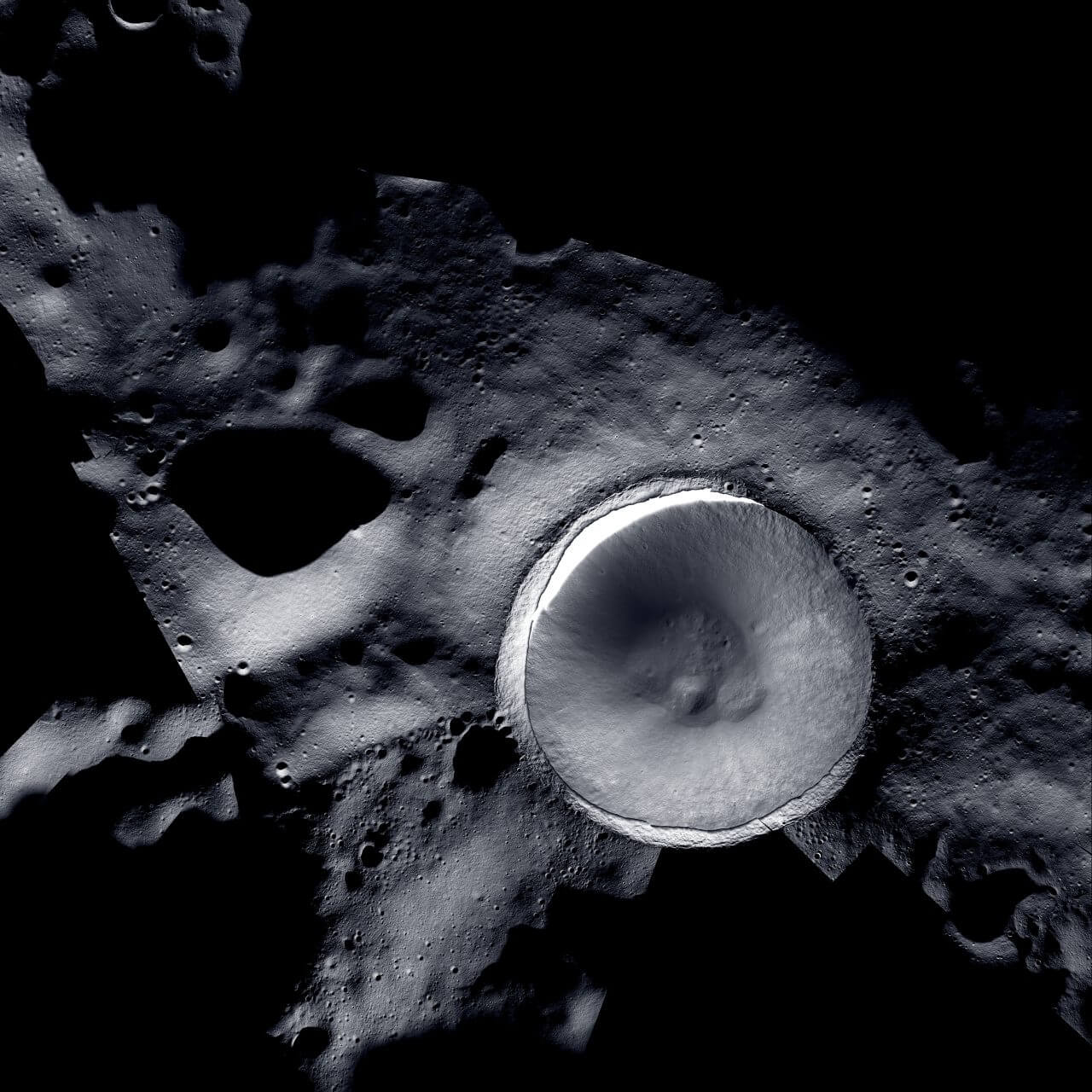 【▲ 月の南極にあるシャクルトン・クレーターとその周辺。アメリカ航空宇宙局（NASA）の月周回衛星「ルナー・リコネサンス・オービター（LRO）」に搭載されている光学観測装置「LROC」で取得した月面の画像と、韓国航空宇宙研究院（KARI）の月探査機「タヌリ（KPLO）」に搭載されているNASAの観測装置「ShadowCam」で取得したシャクルトン・クレーター内部の画像を組み合わせて作成（Credit: Mosaic created by LROC (Lunar Reconnaissance Orbiter) and ShadowCam teams with images provided by NASA/KARI/ASU）】