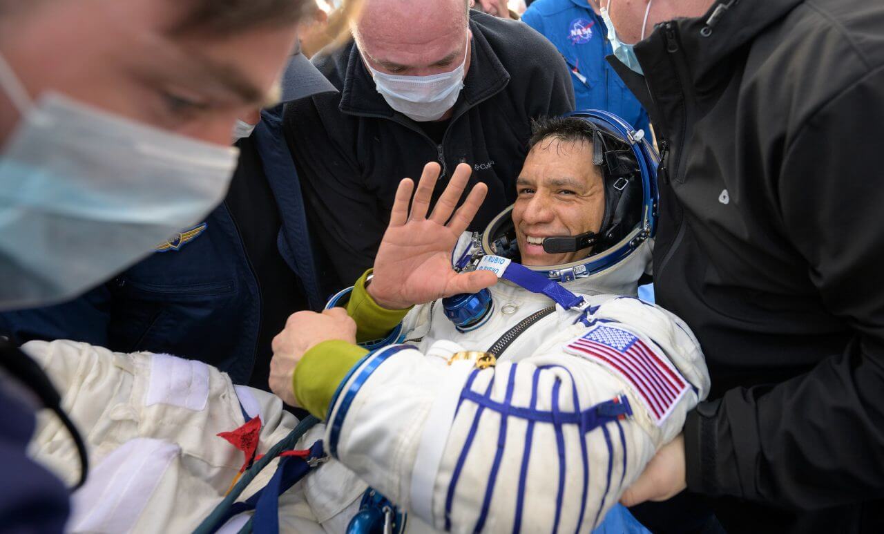 【▲ ソユーズMS-23宇宙船の帰還モジュールから運び出され笑顔で手を振るアメリカ航空宇宙局（NASA）のフランク・ルビオ宇宙飛行士（Credit: NASA/Bill Ingalls）】