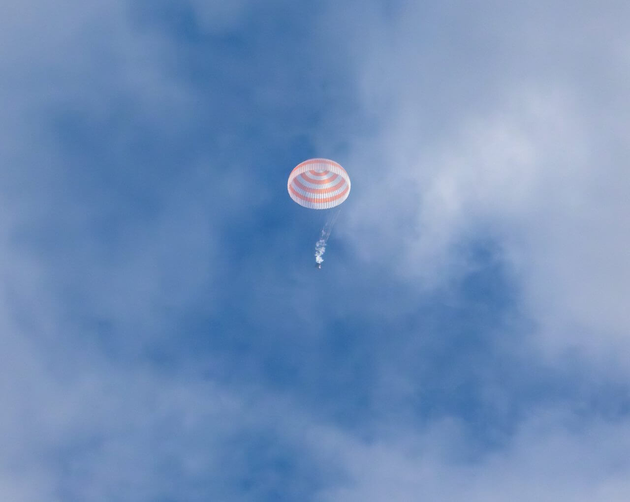 【▲ パラシュートを開いて降下するソユーズMS-23宇宙船の帰還モジュール（Credit: NASA/Bill Ingalls）】