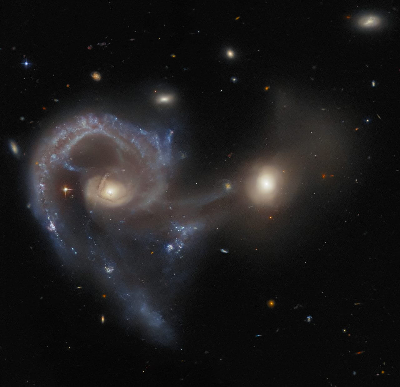 【▲ 相互作用銀河「Arp 107」。銀河の名前は左側が「UGC 5984」、右側が「MCG+05-26-025」（Credit: ESA/Hubble &amp; NASA, J. Dalcanton）】