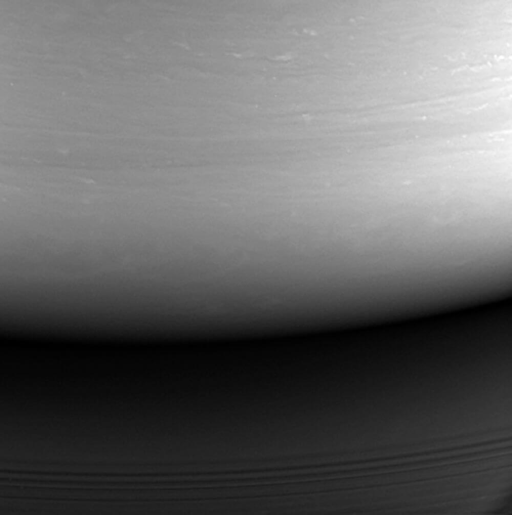 カッシーニが日本時間2017年9月15日04時59分に撮影した最後の画像。土星の夜側の突入予定地点が写っている