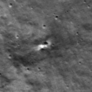 NASA、ロシアの月探査機「ルナ25号」が衝突したとみられる地点の画像を公開