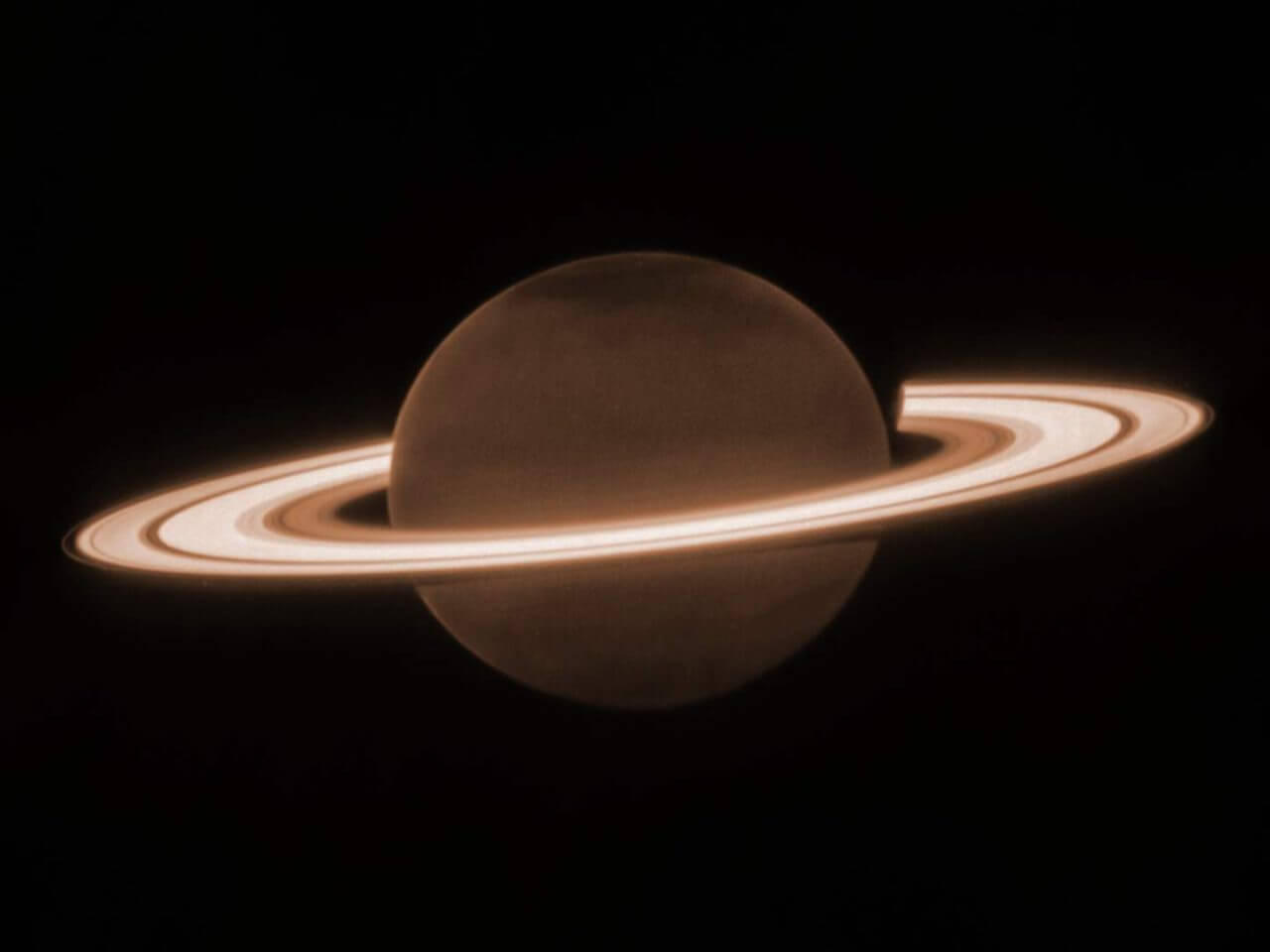 暗い本体と明るい環の「土星」【今日の宇宙画像】