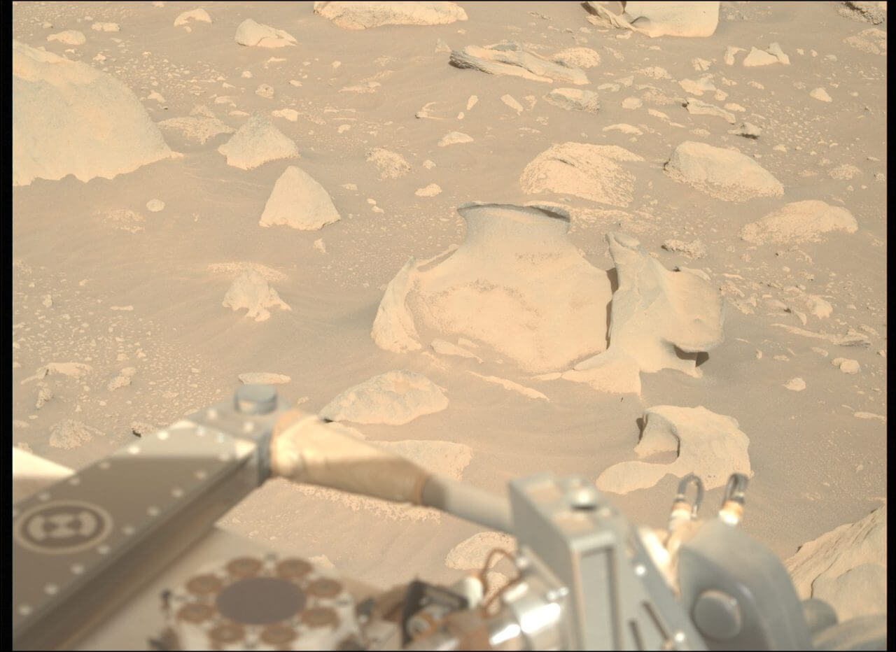 [▲ تم تصوير الصخور في Jezero Crater على سطح المريخ باستخدام Mastcam-Z من Mars rover Perseverance. ويعتقد أن الجزء الداخلي قد تآكل أولاً، تاركًا وراءه سطحًا صلبًا.  تم التقاط الصورة في 27 يوليو 2023 (مصدر الصورة: NASA/JPL-Caltech/ASU)]