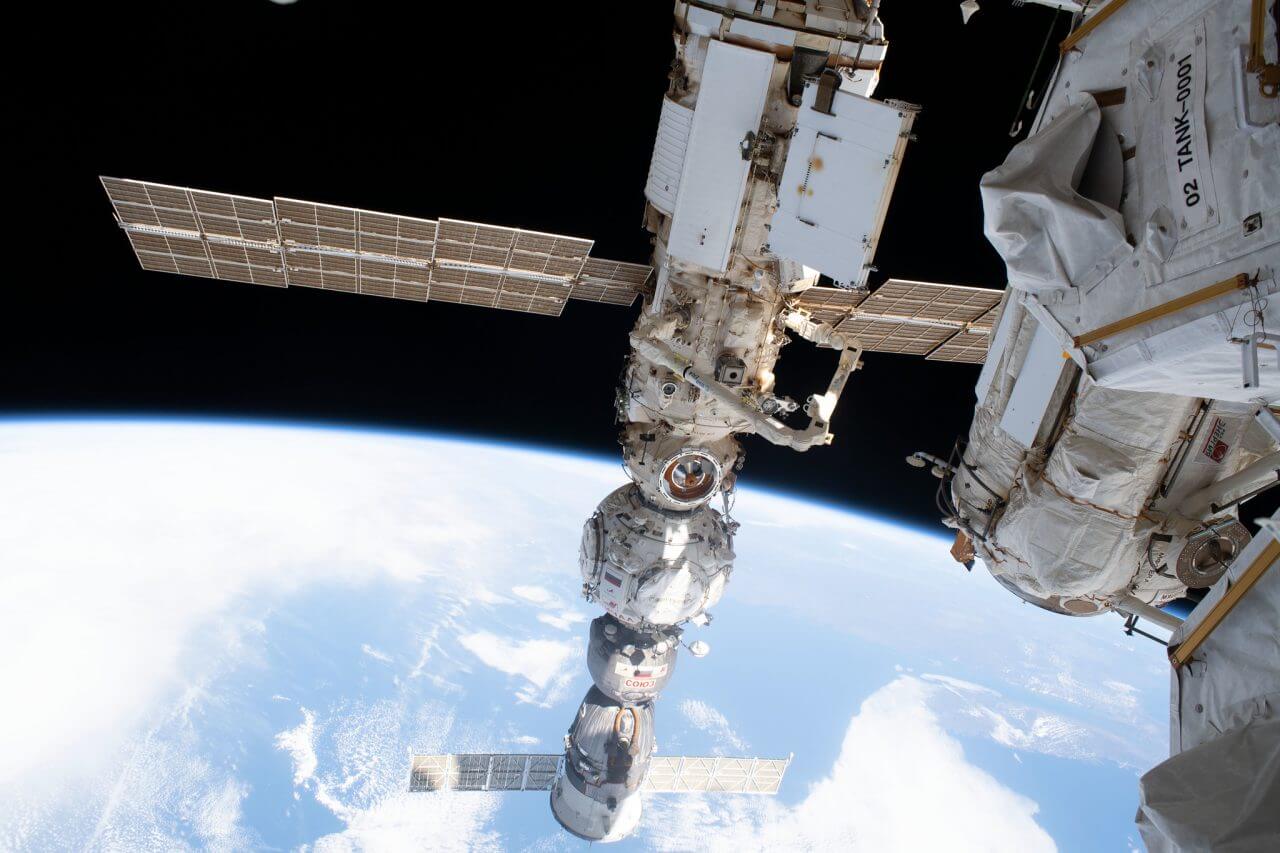 【▲ 国際宇宙ステーション（ISS）ロシア区画の多目的実験モジュール「ナウカ」の外観。地球側には球形のドッキングモジュール「プリチャル」と、プリチャルに係留中の宇宙船「ソユーズMS-23」が写っている。なお、撮影時点の補助ラジエーターは畳まれた状態のままで展開作業が完了していない。2023年4月28日撮影（Credit: NASA）】