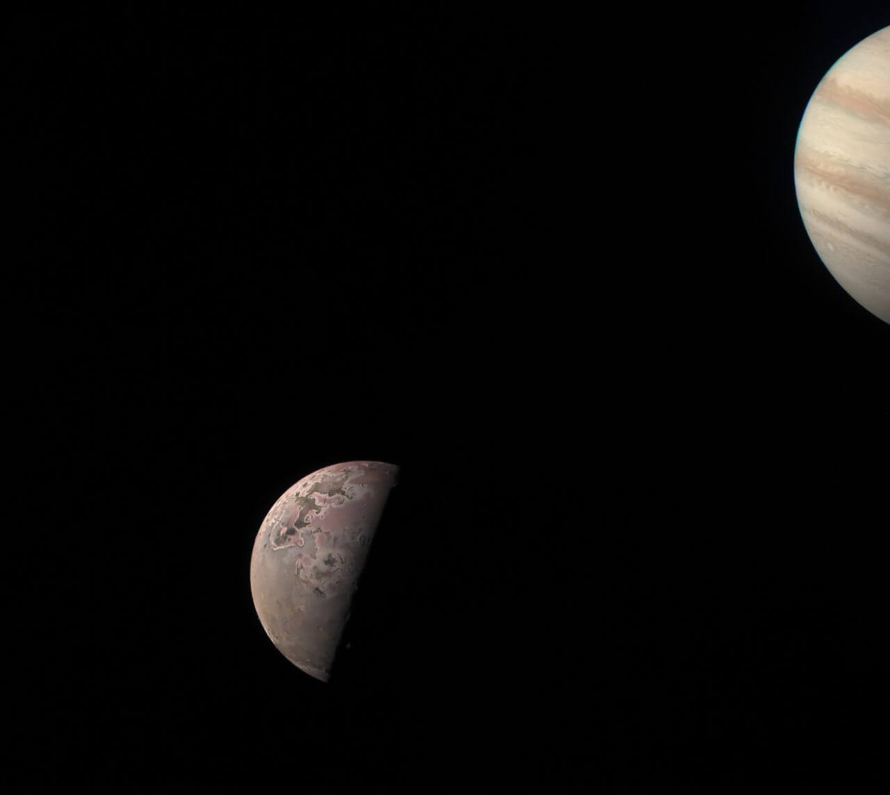 【▲ 木星（右上）とその衛星イオ（左下）。アメリカ航空宇宙局（NASA）の木星探査機「Juno（ジュノー）」の可視光カメラ「JunoCam」で2023年10月15日に撮影（Credit: NASA/JPL-Caltech/SwRI/MSSS/Kevin M. Gill）】