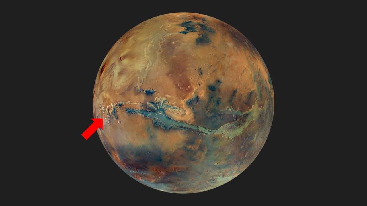 【▲ マリネリス渓谷を中心とした火星の画像。ノクティス・ラビリントゥス（矢印の先）では複雑に入り組んだ谷が広がっている（Credit: ESA/DLR/FU Berlin/G. Michael、矢印は編集部が追加）】