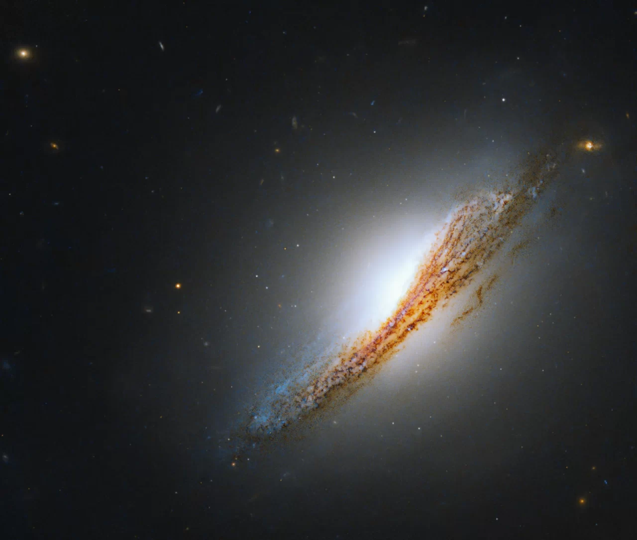 【▲ ハッブル宇宙望遠鏡で撮影されたレンズ状銀河「NGC 612」（Credit: NASA's Hubble Space Telescope, ESA, A. Barth (University of California - Irvine), and B. Boizelle (Brigham Young University) ; Processing: Gladys Kober (NASA/Catholic University of America)）】