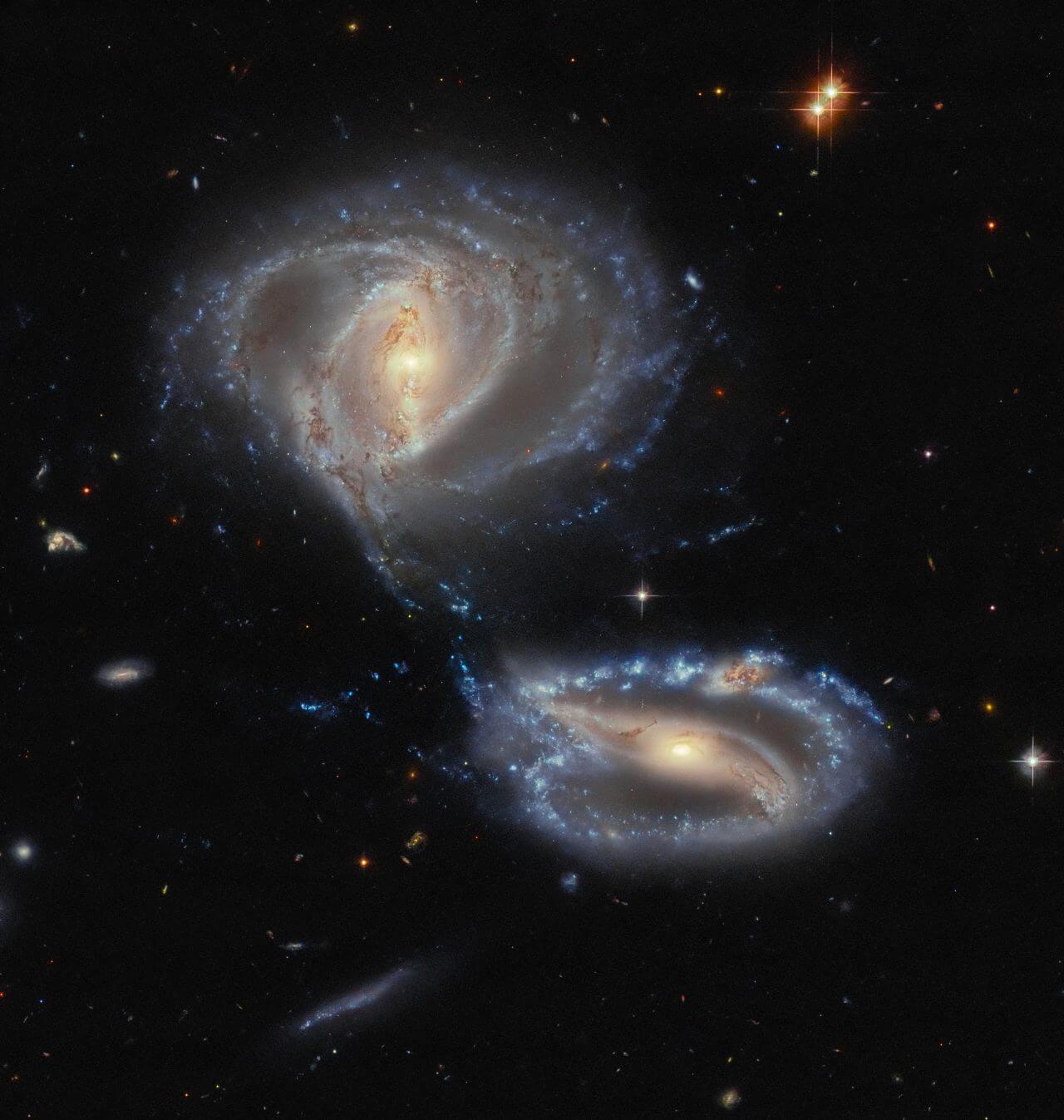 【▲ 相互作用銀河「Arp-Madore 2339-661（AM 2339-661）」。銀河の名前は左上が「NGC 7734」、右下が「NGC 7733」（Credit: ESA/Hubble & NASA, J. Dalcanton, Dark Energy Survey/DOE/FNAL/NOIRLab/NSF/AURA, Acknowledgement: L. Shatz）】