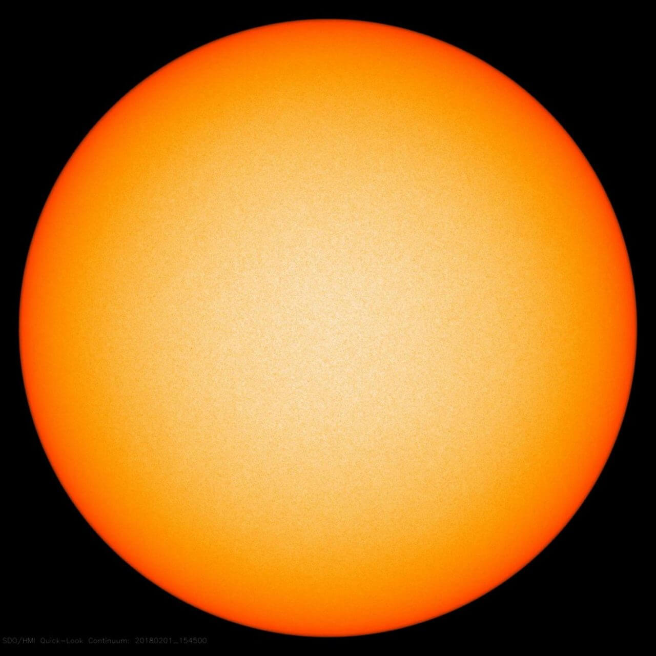 【▲図1: 2018年2月1日に撮影された太陽。太陽の直径は視覚的な太陽の縁と一致する光学的深さに基づいて定義されますが、測定方法によって異なる値が算出されていました。 (Image Credit: NASA, GSFC & Solar Dynamics Observatory) 】