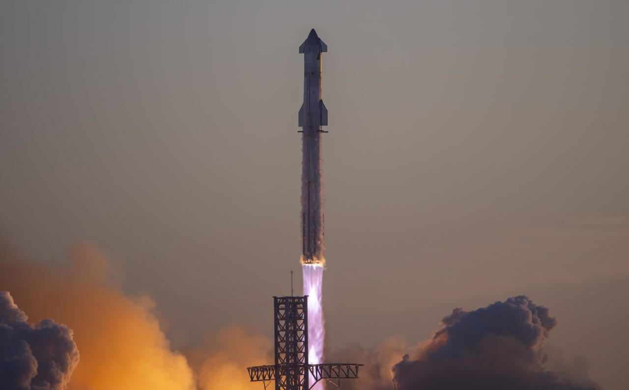 【▲ 2023年11月18日、第2回飛行試験で発射台を離れた新型ロケット「Starship（スターシップ）」（Credit: SpaceX）】