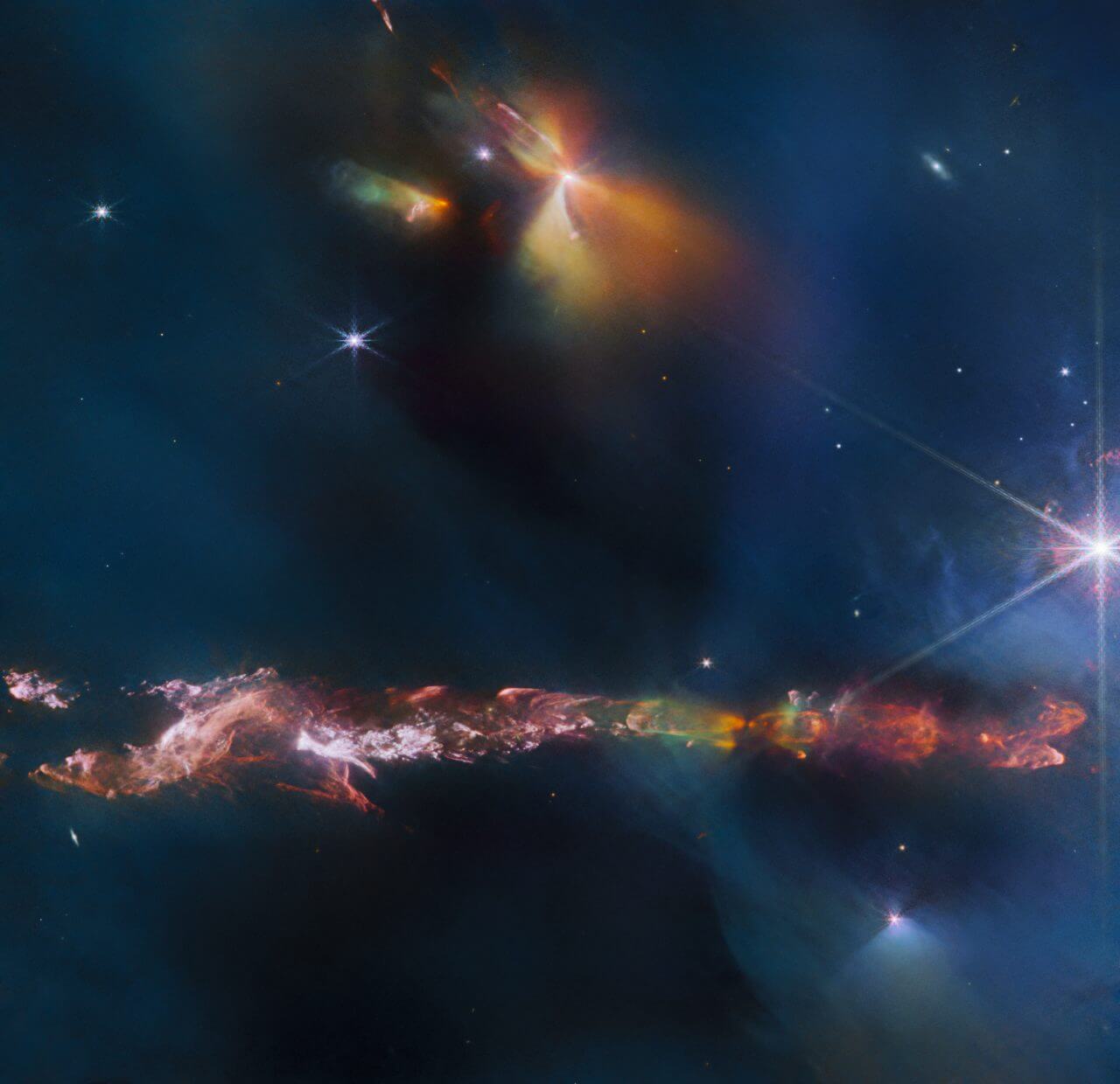 【▲ ジェイムズ・ウェッブ宇宙望遠鏡の近赤外線カメラ（NIRCam）で観測されたハービッグ・ハロー天体「HH 797」（Credit: ESA/Webb, NASA & CSA, T. Ray (Dublin Institute for Advanced Studies)）】