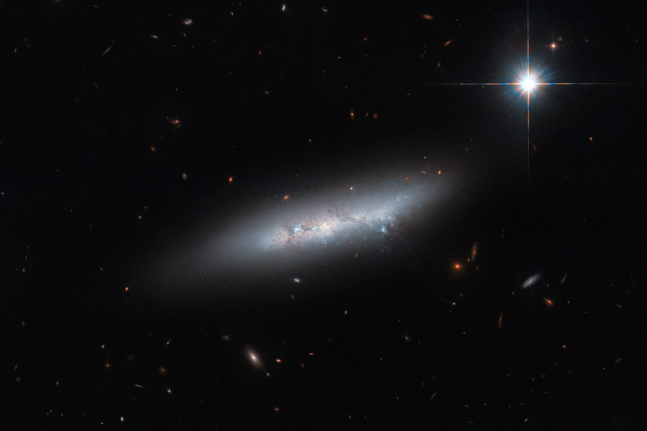 【▲ ハッブル宇宙望遠鏡で撮影された不規則銀河「NGC 2814」（Credit: ESA/Hubble & NASA, C. Kilpatrick）】
