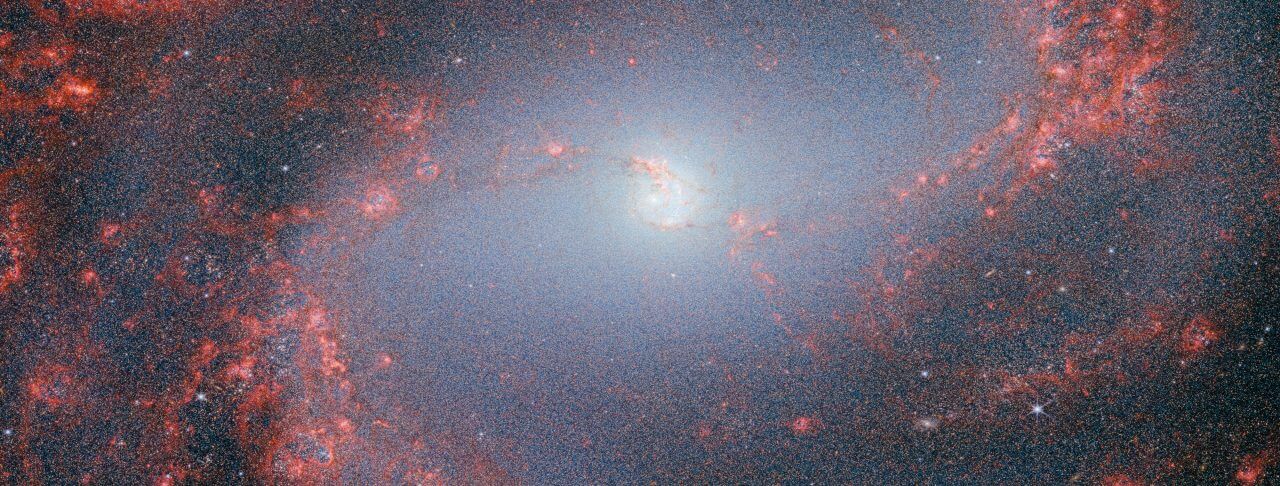 【▲ ジェイムズ・ウェッブ宇宙望遠鏡の近赤外線カメラ（NIRCam）で観測された渦巻銀河「M83」の中心付近。1.15μmと1.5μmと1.87μmを青、2.0μmと3.0μmを緑、3.35μmと4.05μmと4.44μmを赤で着色（Credit: ESA/Webb, NASA &amp; CSA, A. Adamo (Stockholm University) and the FEAST JWST team）】