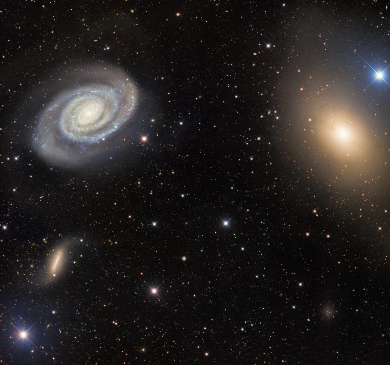 【▲ 渦巻銀河「NGC 5364」（左上）とレンズ状銀河「NGC 5363」（右上）（Credit: Dark Energy Survey/DOE/FNAL/DECam/CTIO/NOIRLab/NSF/AURA; Image processing: R. Colombari and M. Zamani (NSF’s NOIRLab)）】