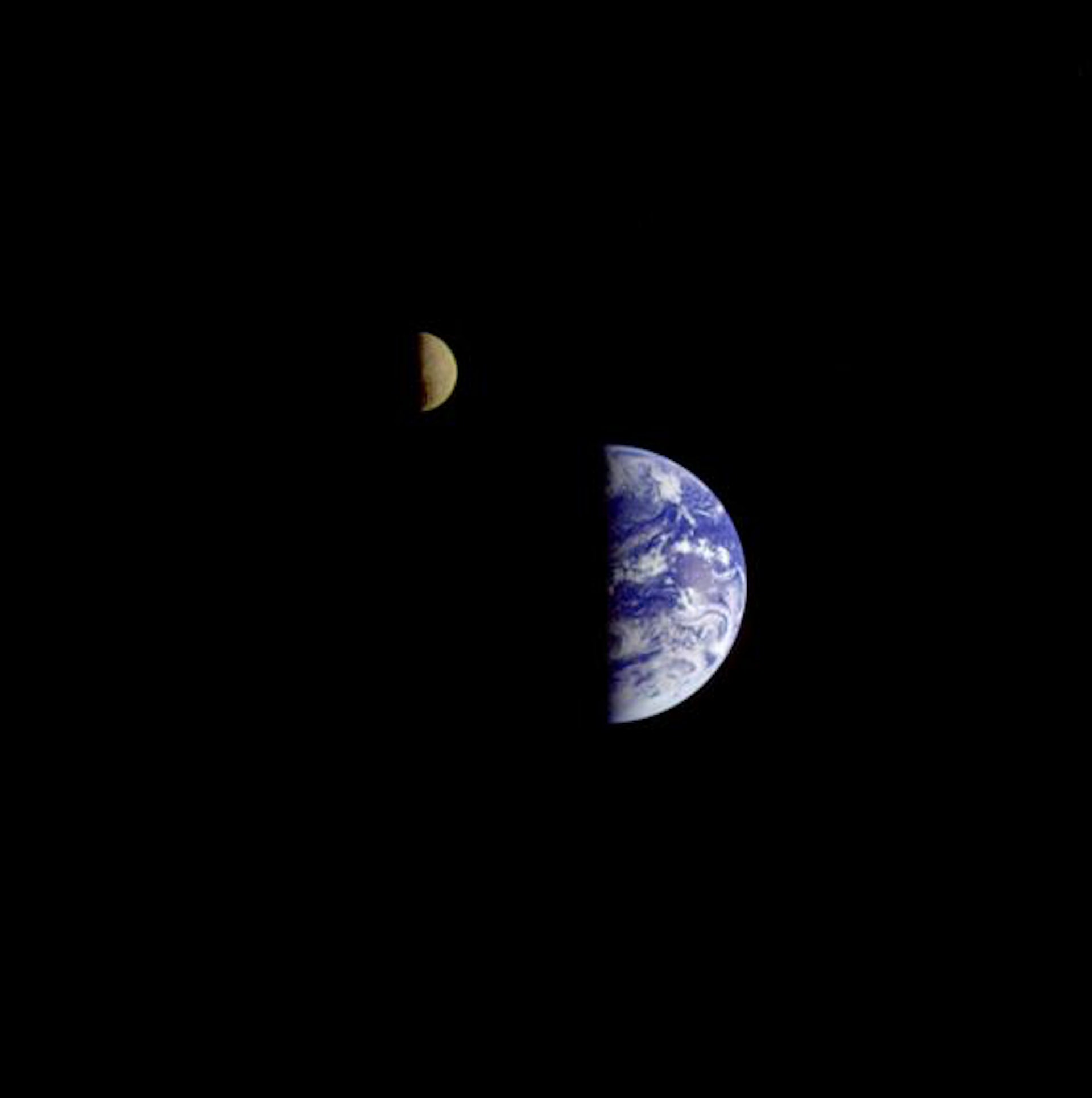 【▲ガリレオ探査機が600万km離れた場所から見た地球と月（Credit：NASA）】