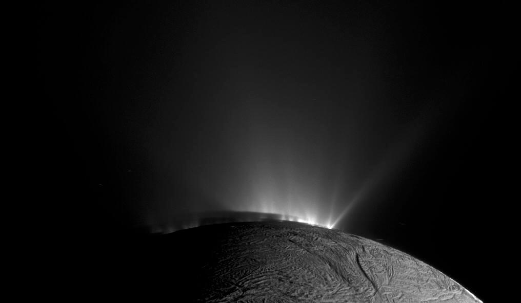 【▲図1: 土星の衛星エンケラドゥスの南極地域から噴出する水のプルーム。 (Image Credit: NASA, JPL-Caltech & Space Science Institute) 】