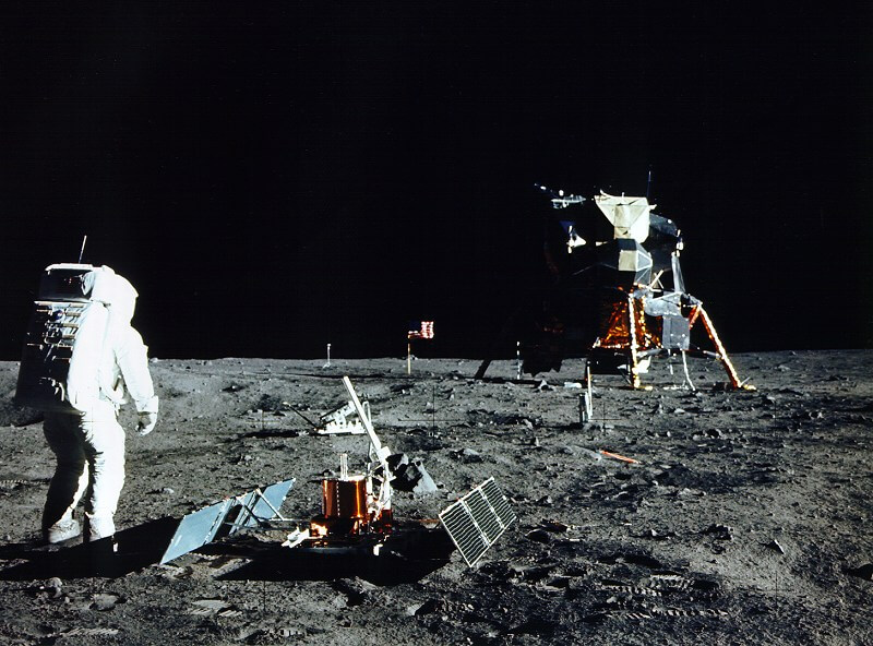 【▲ アポロ11号のミッションで地震計を設置するバズ・オルドリン宇宙飛行士（Credit: NASA）】
