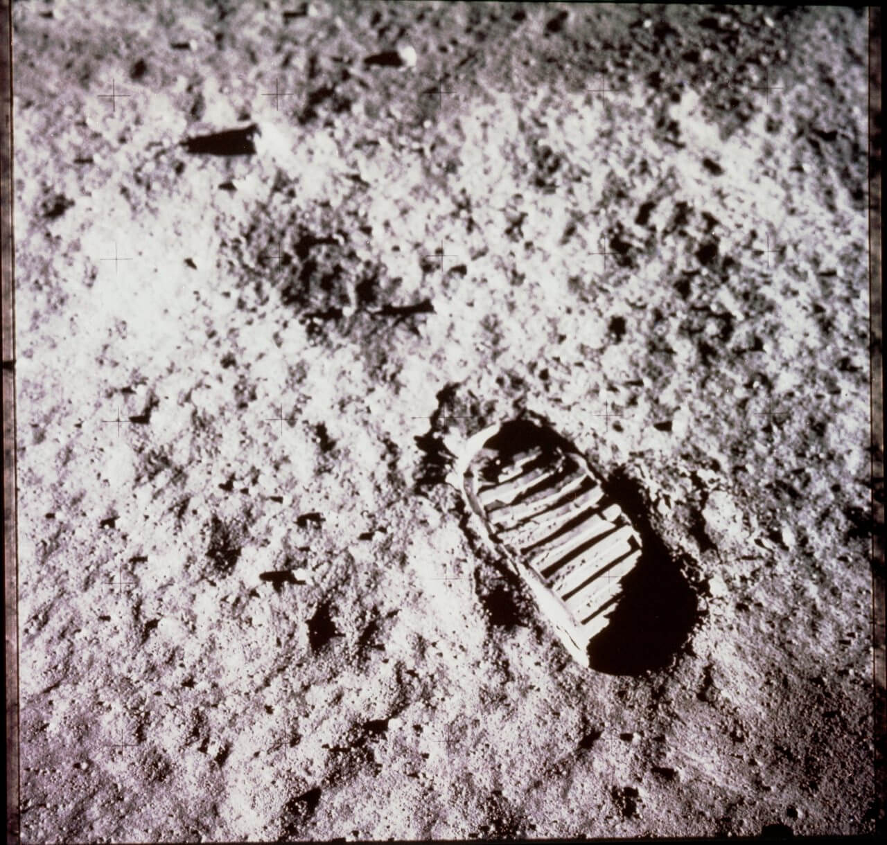 【▲ アポロ11号のミッションで月面に刻まれた宇宙飛行士の足跡（Credit: NASA）】