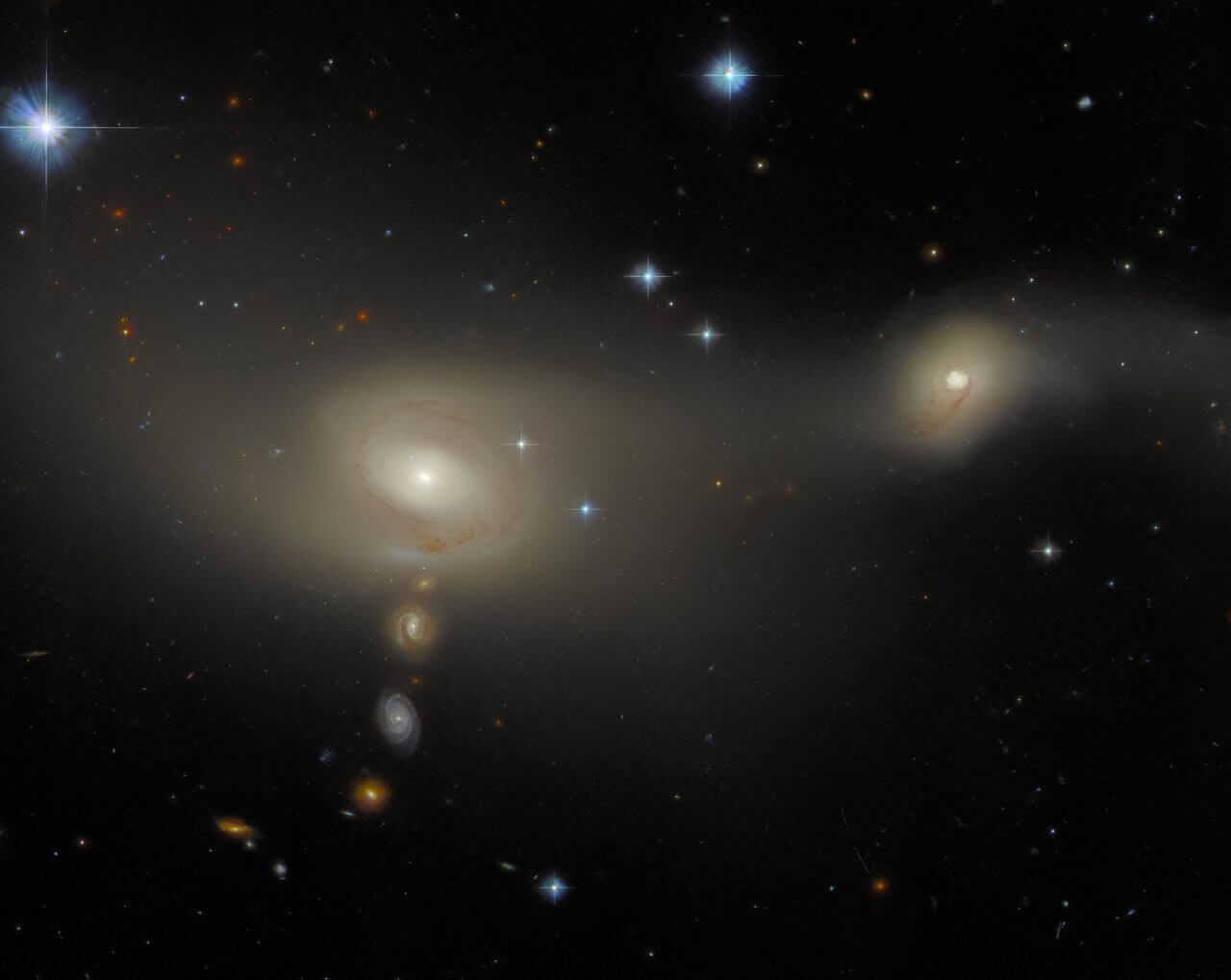 【▲ 相互作用銀河「Arp-Madore 2105-332（AM 2105-332）」。銀河の名前は左が「ESO 402-10」、右が「ESO 402-9」（Credit: ESA/Hubble & NASA, J. Dalcanton; Acknowledgement: L. Shatz）】