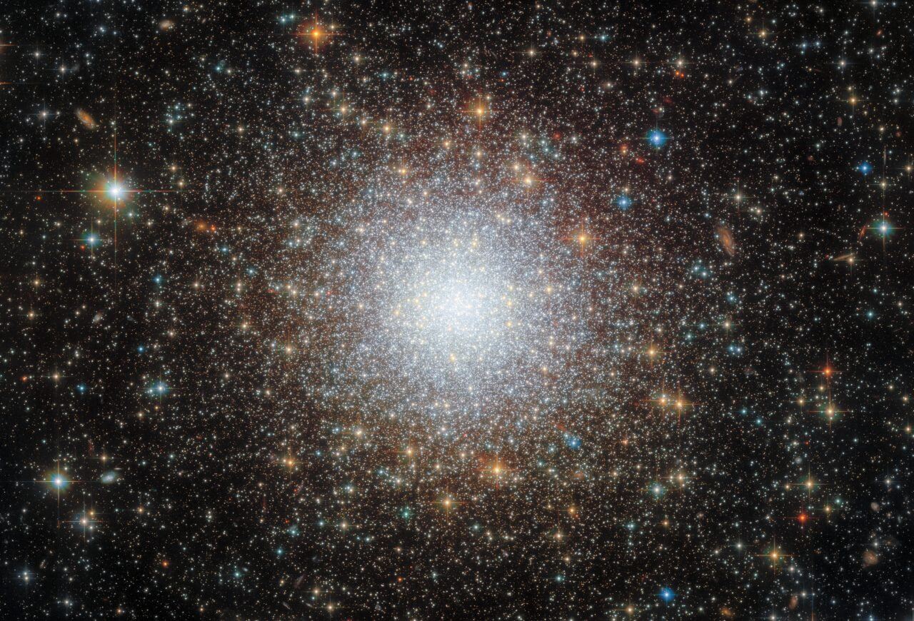 【▲ ハッブル宇宙望遠鏡で撮影された大マゼラン雲の球状星団「NGC 2210」（Credit: ESA/Hubble & NASA, A. Sarajedini, F. Niederhofer）】