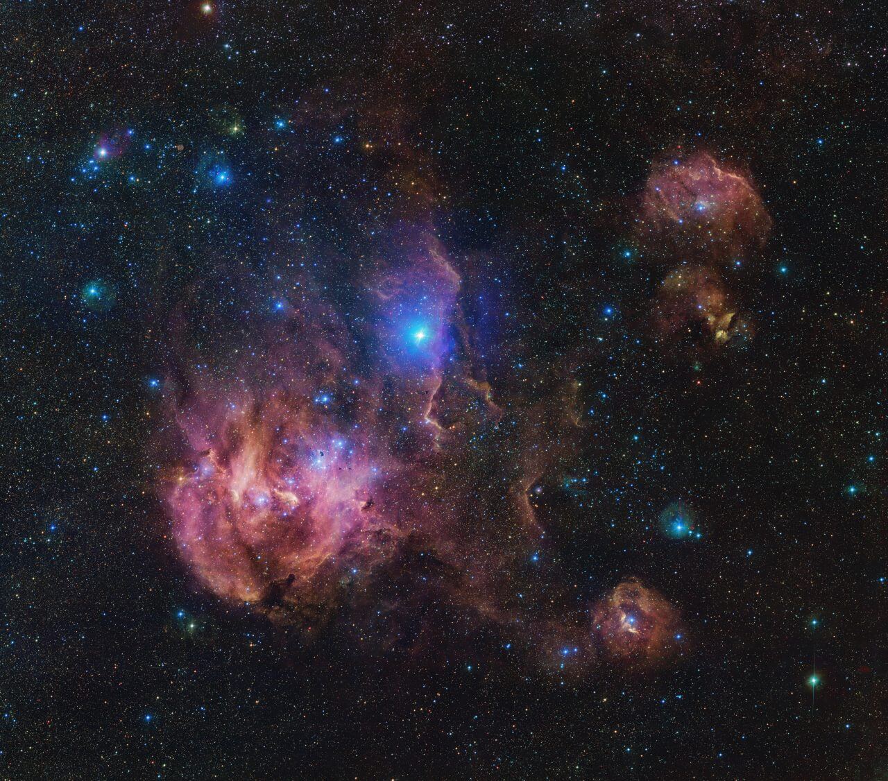 【▲ VLTサーベイ望遠鏡（VST）のOmegaCAMで観測された「走るニワトリ星雲」。複数の輝線星雲や星団が集中する領域が捉えられている（Credit: ESO/VPHAS+ team. Acknowledgement: CASU）】