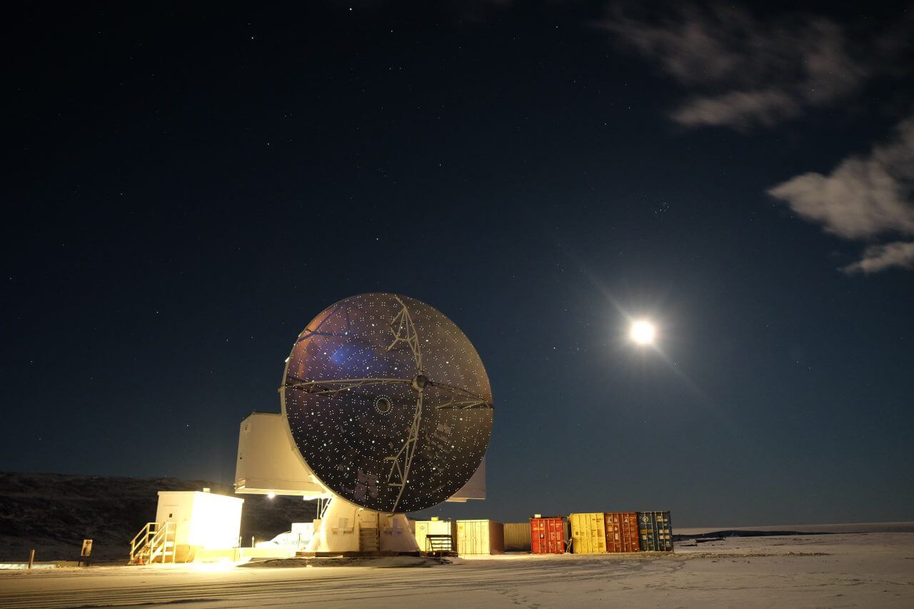 【▲図2: グリーンランド望遠鏡は、2018年の観測キャンペーンで新たにイベントホライズンテレスコープに加わりました。 (Image Credit: Nimesh A Patel) 】