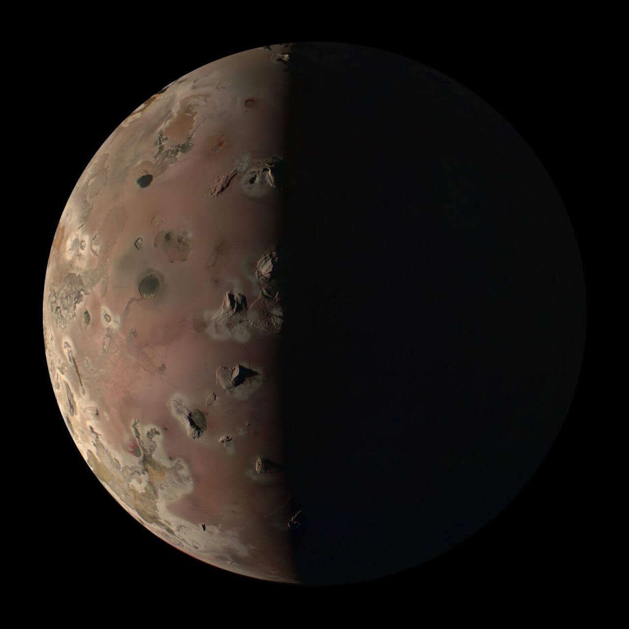 木星の衛星イオ。2023年12月30日にジュノーが撮影【今日の宇宙画像】