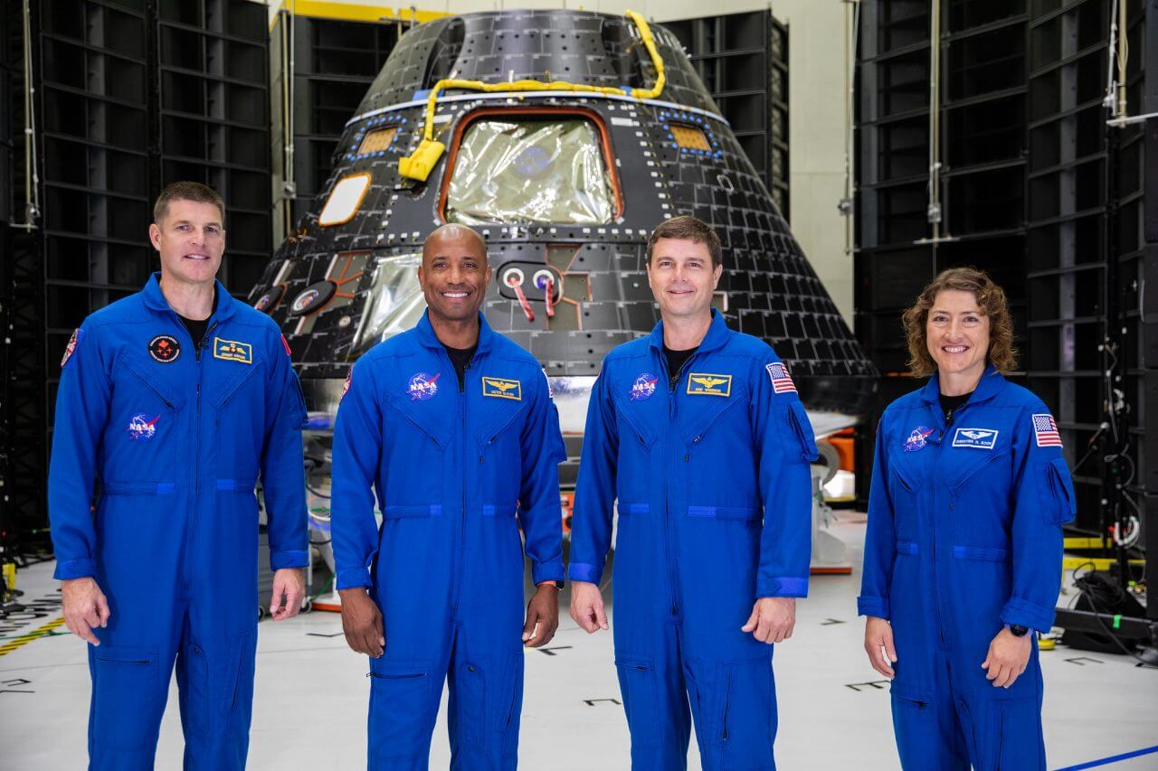 【▲ アメリカ航空宇宙局（NASA）の「アルテミス2」ミッションのクルー4名とオリオン宇宙船のクルーモジュール。2023年8月撮影（Credit: NASA/Kim Shiflett）】