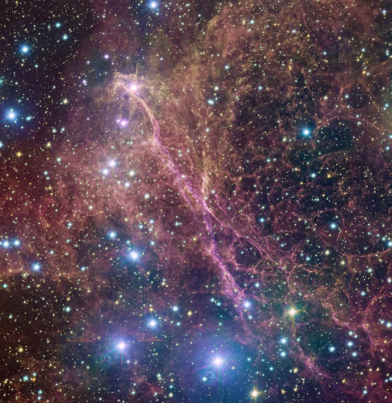 【▲ VLTサーベイ望遠鏡（VST）で撮影された「ほ座超新星残骸」のクローズアップ（Credit: ESO/VPHAS+ team. Acknowledgement: CASU）】