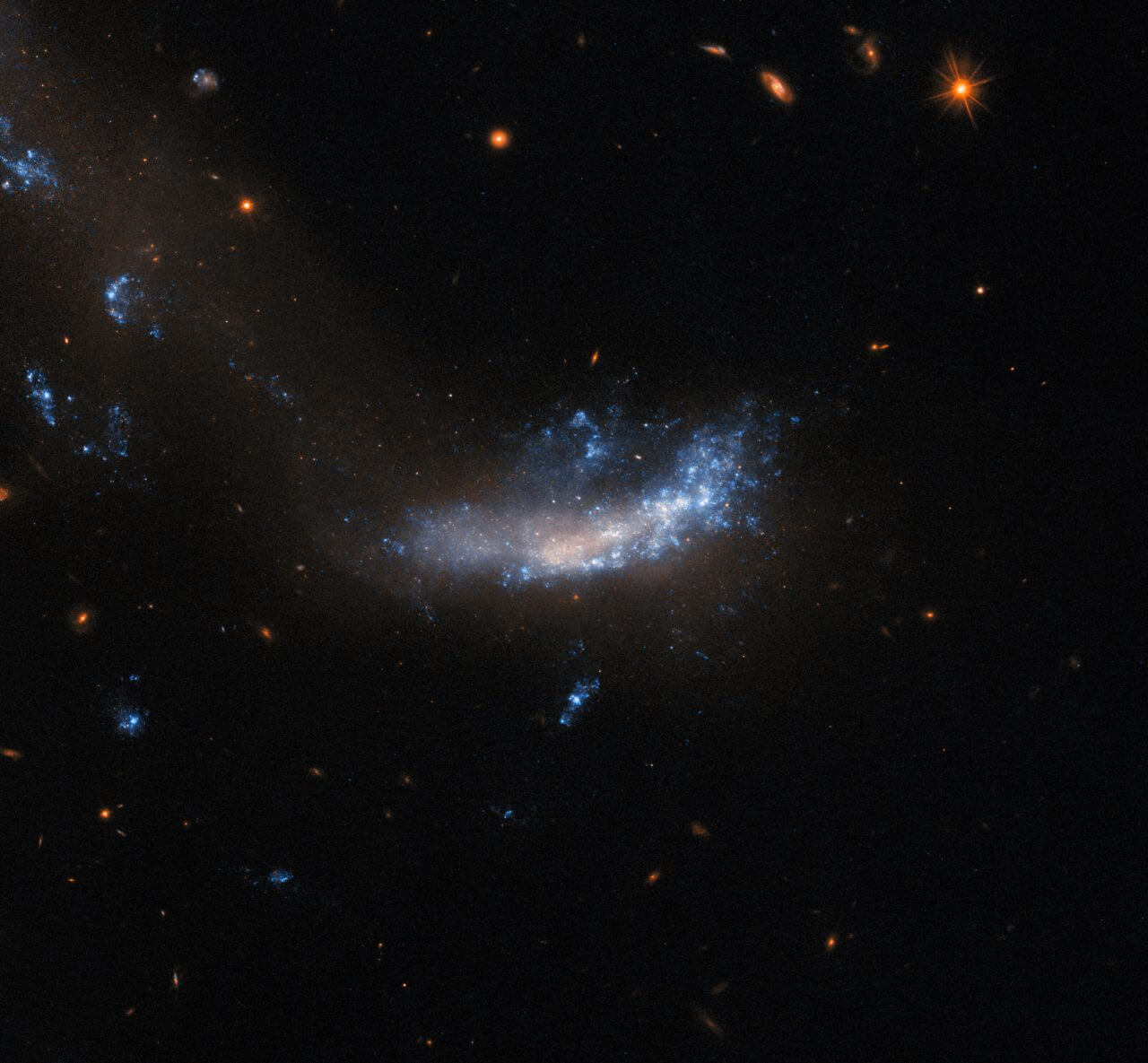 【▲ ハッブル宇宙望遠鏡で撮影された矮小銀河「UGC 5189A」（Credit: ESA/Hubble & NASA, A. Filippenko）】