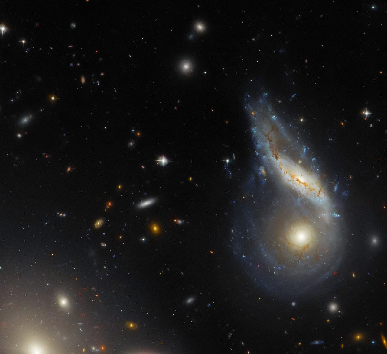 【▲ 相互作用銀河「Arp 122」（画像右）。銀河の名前は上が「NGC 6040」、下が「LEDA 56942」（Credit: ESA/Hubble & NASA, J. Dalcanton, Dark Energy Survey/DOE/FNAL/DECam/CTIO/NOIRLab/NSF/AURA; Acknowledgement: L. Shatz）】