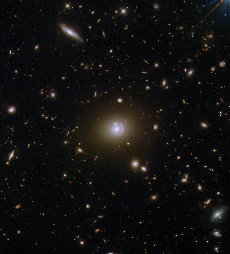 【▲ 重力レンズ効果を受けて像がリング状になった遠方の銀河「HerS J020941.1+001557」（Credit: ESA/Hubble &amp; NASA, H. Nayyeri, L. Marchetti, J. Lowenthal）】